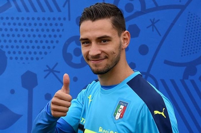 Mattia De Sciglio, bek timnas Italia, perpose saat hendak berlatih dengan rekan-rekannya untuk persiapan pertandingan di Euro 2016.