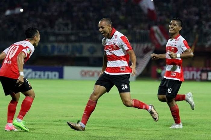 Selebrasi trio Madura United: Slamet Nurcahyo, Peter Odemwingie, dan Tanjung Sugiarto (kiri ke kanan) seusai mencetak gol ke gawang Perseru Serui pada pekan kelima Liga 1 di Stadion Gelora Ratu Pamelingan, Pamekasan, 8 Mei 2017. 