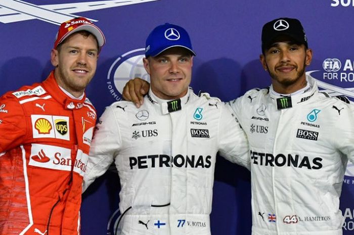 Dari kiri ke kanan, Sebastian Vettel (Ferrari), Valtteri Bottas (Mercedes), dan Lewis Hamilton (Mercedes), seusai menjalani sesi kualifikasi GP Abu Dhabi di Sirkuit Yas Marina, Sabtu (25/11/2017).
