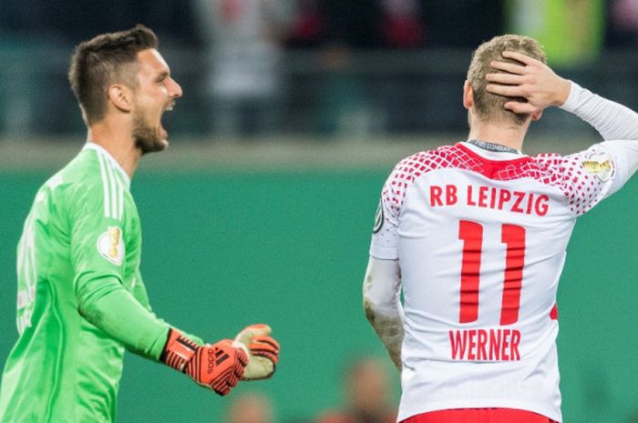 Kiper Bayern Muenchen, Sven Ulreich (kiri), merayakan keberhasilan menepis penalti striker RB Leipzig, Timo Werner, dalam ajang Piala Liga Jerman di Leipzig, Jerman, pada 25 Oktober 2017.