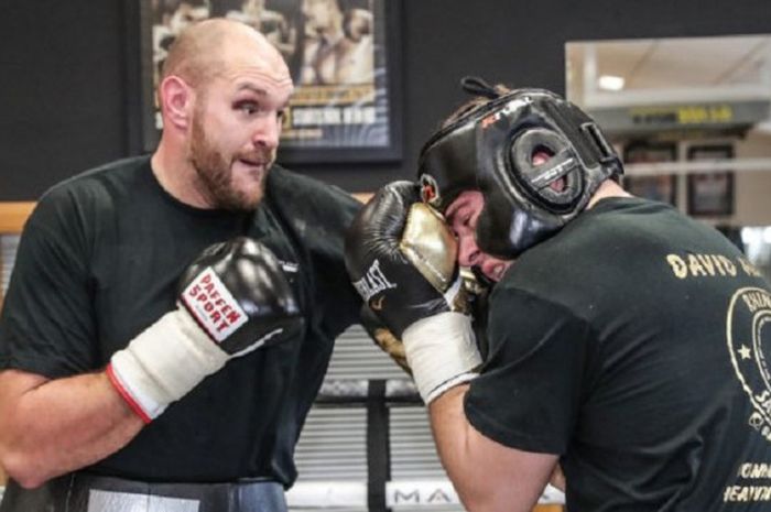 Petinju kelas berat Inggris, Tyson Fury (kiri) meninju lawan sparingnya Dave Allen (kanan) saat melakoni latihan.