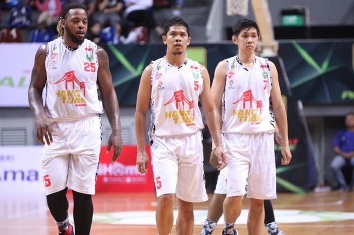 Pemain asing Hangtuah Sumsel, Andre Smith (paling kiri), bersama Andre Ekayana (tengah) dan Mei Joni saat menjalani pertandingan melawan W88.News Aspac Jakarta pada Seri IV Indonesian Basketball League (IBL) di BritAma Arena, Jakarta, Sabtu (18/2/2017).