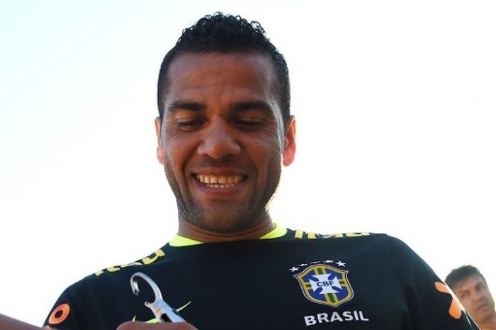 Dani Alves sedang melayani permintaan tanda tangan dari seorang penggemar di California, Amerika Serikat, pada Kamis (2/6/2016). Saat ini, Alves tengah memperkuat tim nasional Brasil di ajang Copa America Centenario. 