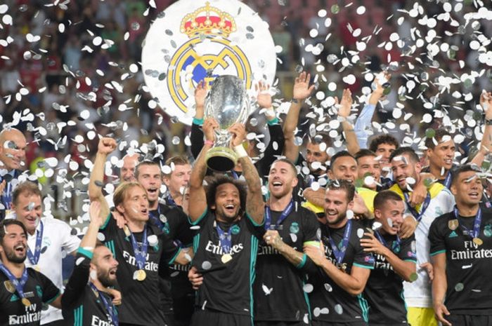 Skuat Real Madrid merayakan keberhasilan menjuarai Piala Super Eropa setelah mengalahkan Manchester United di Stadion Philip II Arena, Skopje, pada 8 Agustus 2017.