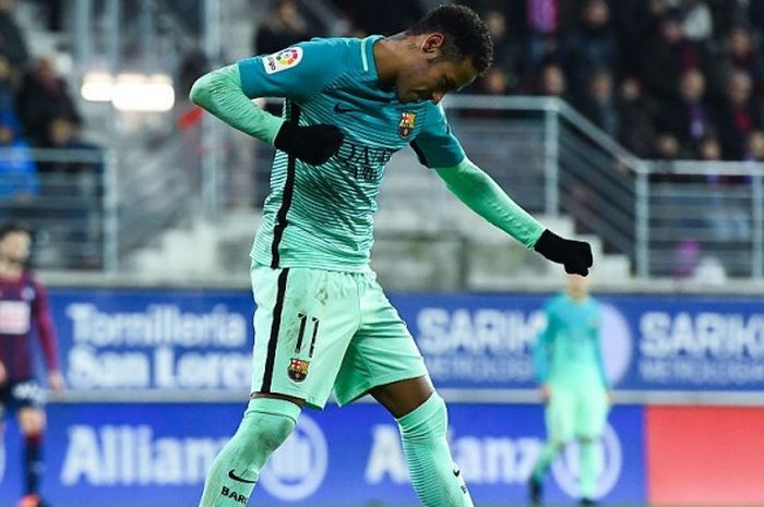 Aksi selebrasi gol penyerang Barcelona, Neymar Jr., seusai menjebol gawang Eibar dalam partai La Liga, Eibar, 22 Januari 2017.