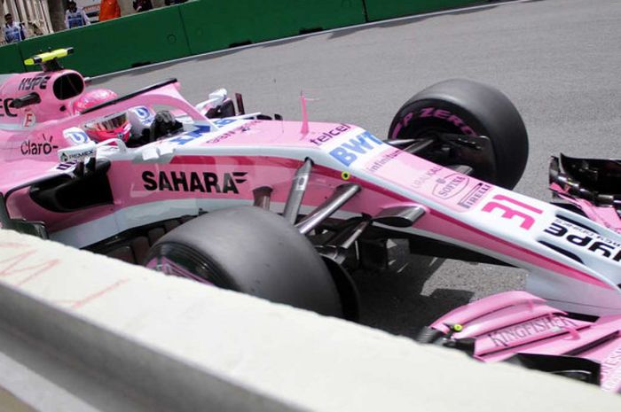 Lihatlah betapa dekat jarak Esteban Ocon (Force India) dengan tembok di Tikungan 11. Bisakah Anda hitung berapa cm kira-kira jaraknya?
