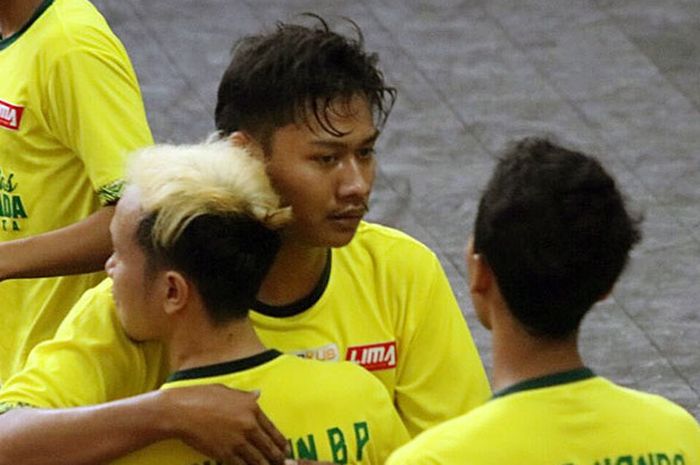 Tim Putra UGM berhasil meraih kemenangan kedua dalam pertandingan hari keempat gelaran LIMA Futsal CYJC 2017 atas tim putra UII Yogyakarta di GOR Ki Bagoes Hadikoesoemo (22/8/2017).