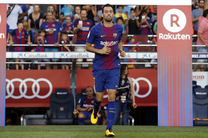 Gelandang FC Barcelona, Sergio Busquets, menjadi Pemain Terbaik dalam laga Joan Gamper Trophy kontra Chapecoense di Stadion Camp Nou, Barcelona, Spanyol, pada 7 Agustus 2017.