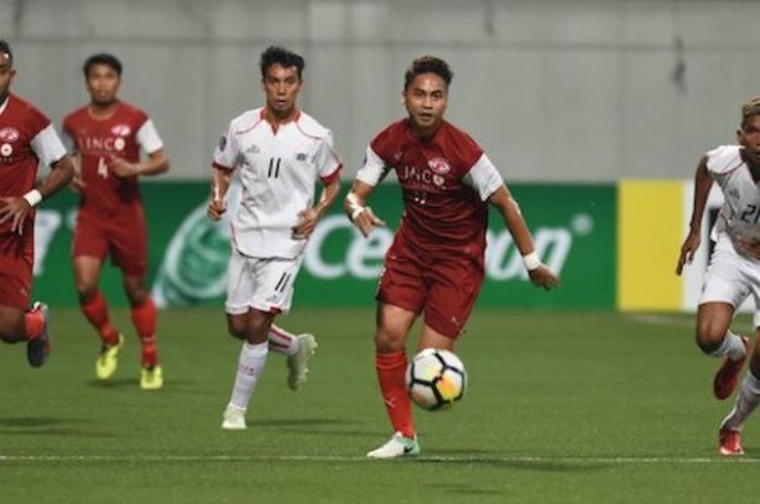 Striker Home United, Shahril Ishak membawa bola lepas dari kawalan dua pemain Persija, Novri Setiawan serta Valentino Telaubun (kanan) pada laga leg pertama semifinal Piala AFC 2018 untuk zona ASEAN di Stadion Jalan Besar, Singapura, 8 Mei 2018. 