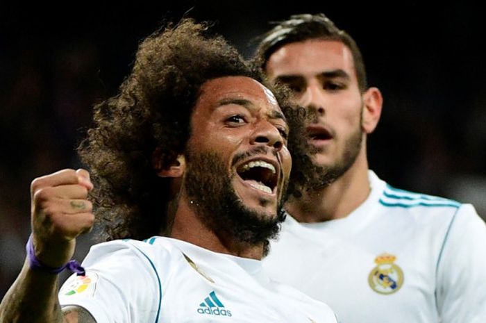  Bek Real Madrid, Marcelo (kiri), merayakan gol yang dia cetak ke gawang Eibar dalam laga Liga Spanyol di Stadion Santiago Bernabeu, Madrid, pada 22 Oktober 2017. 