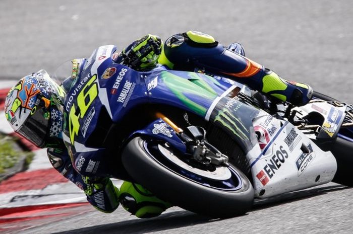 Pebalap Movistar Yamaha asal Spanyol, Jorge Lorenzo, memacu motornya pada hari ketiga tes pramusim di Sirkuit Sepang, Malaysia, Rabu (3/2/2016).