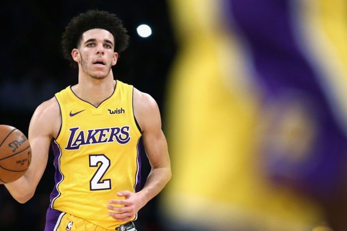 Pemain musim pertama alias rookie Los Angeles Lakers, Lonzo Ball, mendribel bola saat menjalani laga melawan Toronto Raptors di Staples Center,Los Angeles, California, Amerika Serikat, Jumat (27/10/2017).