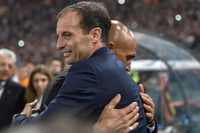 Massimiliano Allegri dan Luciano Spalletti berpelukan dalam laga Liga Italia antara AS Roma dan Juventus di Stadio Olimpico, Roma, 14 Mei 2017.