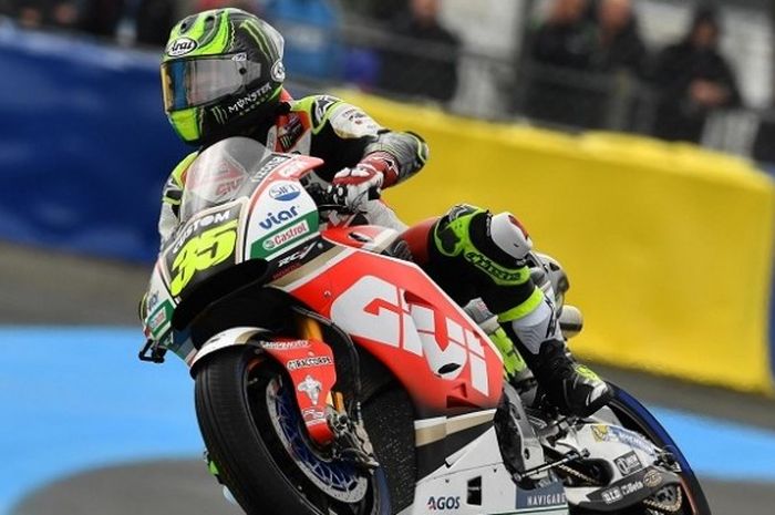 Pebalap LCR Honda asal Inggris, Cal Crutchlow, memacu motornya pada sesi latihan bebas pertama GP Perancis di Sirkuit Le Mans, Jumat (19/5/2017)