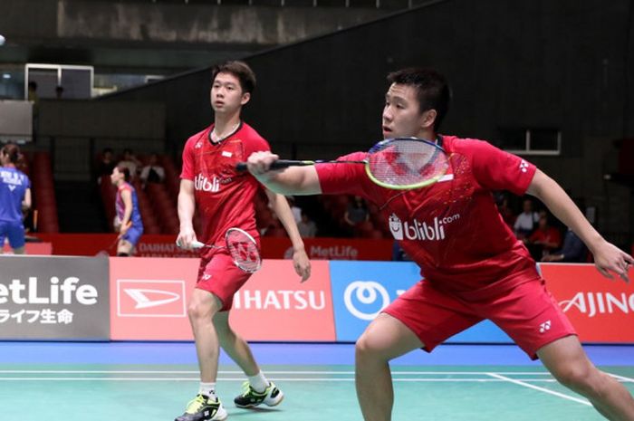 Pasangan ganda putra Indonesia, Marcus Fernaldi Gideon/Kevin Sanjaya Sukamuljo, saat menjalani laga melawan Takuro Hoki/Yugo Kobayashi (Jepang) pada  babak kedua turnamen Jepang Terbuka di Tokyo Metropolitan Gymnasium, Kamis (21/9/2017). Marcus/Kevin menang dengan skor 21-13, 11-21, 21-18.