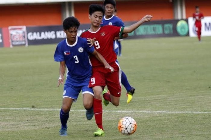 Striker Indonesia U-16, Rendy Juliansyah, dikawal bek sekaligus kapten Filipina U-17, Juan Miguel Basmayor (3) pada uji coba internasional di Stadion Maguwoharjo, Sleman, Minggu (21/5/2017). 