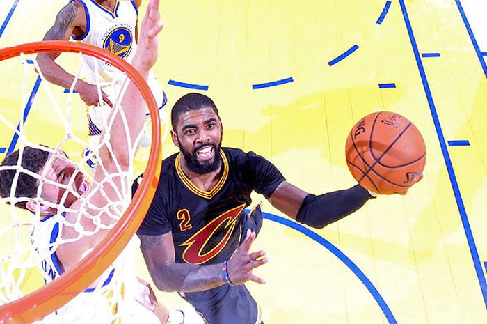 Pebasket tim Cleveland Cavaliers, Kyrie Irving (kanan) melakukan lay up untuk memasukkan bola ke dalam jaring tim Golden State Warriors dalam pertandingan final NBA 2017 gim ke-5 di ORACLE Arena, Oakland, California, pada Juni 12.