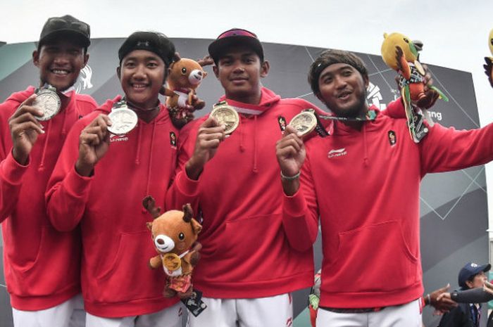 Tim bola voli pantai putra Indonesia dan berpose di podium setelah meraih medali perak dan perunggu Asian Games 2018 di Jakabaring Sport City, Palembang, Selasa (28/8/2018).