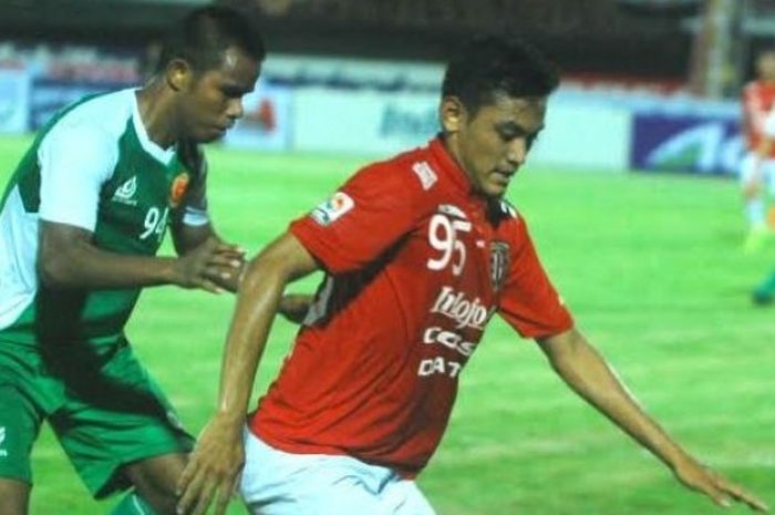 Winger Bali United, Martinus Novrianto Adhi (kanan) saat ditempel pemain PS TNI, Manahati Lestusen pada laga uji coba di Stadion Kapten I Wayan Dipta, Gianyar, awal Maret 2016. 