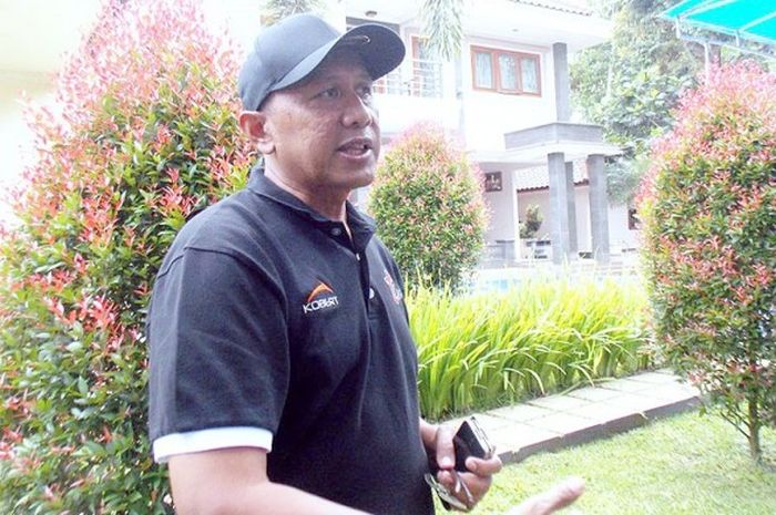 Rahmad Darmawan, mantan pelatih timnas Indonesia yang kini melatih klub Malaysia, T–Team FC, saat menjawab pertanyaan wartawan di Tangjungsari, Semedang, Selasa (6/12///2016).