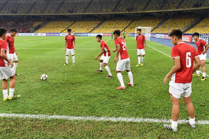 Para pemain Timnas U-16 Vietnam menjalani pemanasan jelang pertandingan melawan Indonesia di Stadion Bukit Jalil, 24 September 2018. 