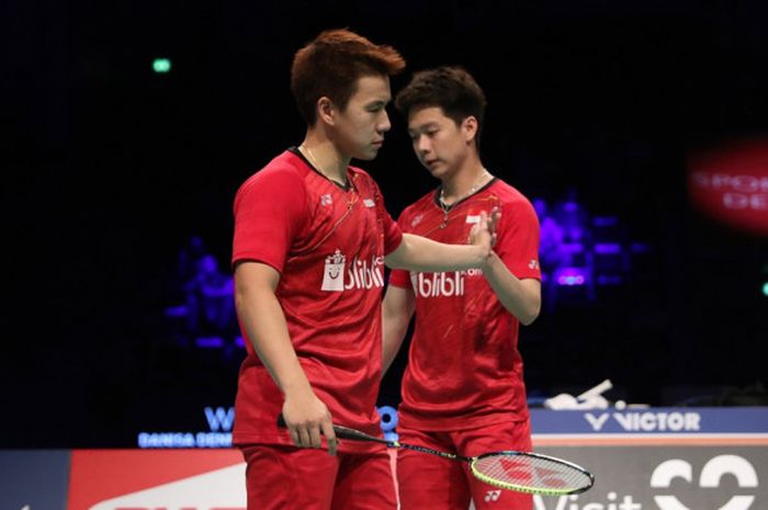 Pasangan ganda putra Indonesia, Marcus Fernaldi Gideon (kiri)/Kevin Sanjaya Sukamuljo, saat menjalani laga melawan Zhang Nan/Liu Cheng (China) pada babak final turnamen Denmark Terbuka di Odense Sports Park, Minggu (22/10/2017).