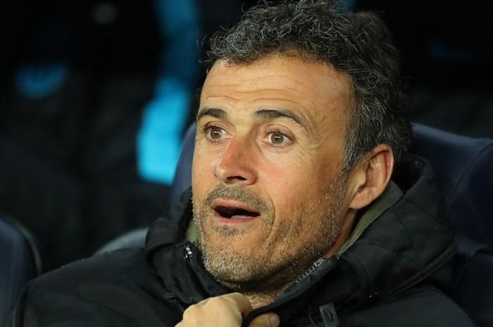 Ekspresi pelatih FC Barcelona, Luis Enrique, dalam pertandingan leg kedua babak 16 besar Liga Champions menghadapi Arsenal di Camp Nou, Barcelona, Sapnyol, pada 16 Maret 2016. 