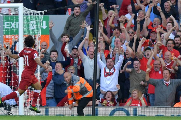 Mohamed Salah merayakan gol Liverpool ke gawang Arsenal pada partai partai Liga Inggris di Stadion Anfield, Minggu (27/8/2017).