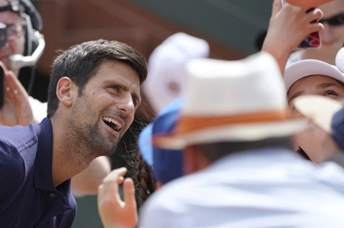 Petenis asal Serbia, Novak Djokovic, berfoto dengan para penggemarnya pada acara Roland Garros Kid's Day di Stadion Philippe Chatier, Paris, Perancis, Sabtu (27/5/2017).