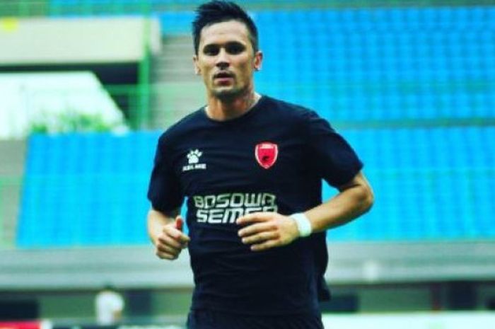 Striker asing PSM Makassar, Pavel Purishkin, saat sesi latihan.
