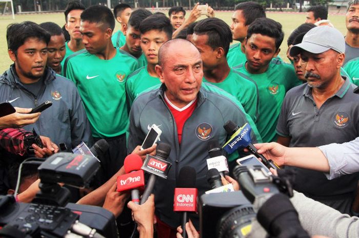   Ketua Umum PSSI, Edy Rahmayadi, nonton bareng dan melepas Timnas Indonesia U-16, yang mengikuti kualifikasi piala AFC U-16, 2017 di Thailand. Rabu (13/9/2017) di Stadion Atang Sutresna, Cijantung, Jakarta.  