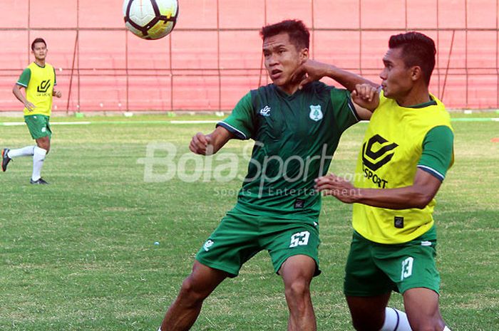 Pemain PSMS Medan, Dani Pratama dan Erwin Ramdani, berebut bola dalam sesi latihan tim di Stadion Teladan, Rabu (12/9/2018).