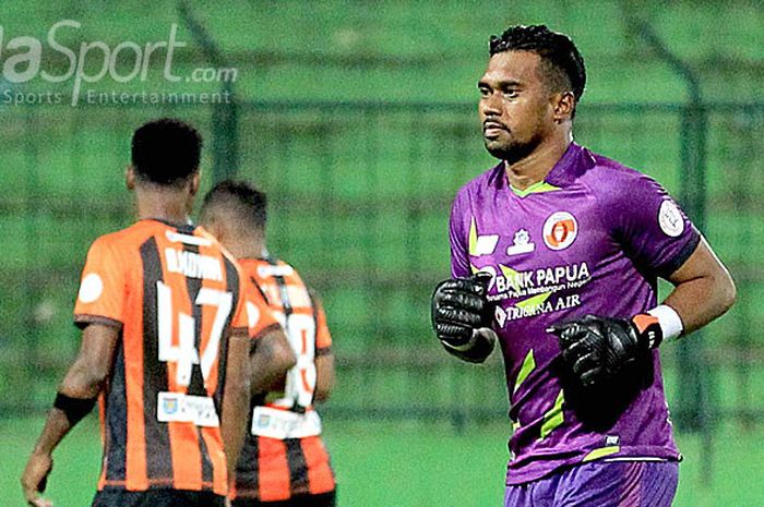 Samuel Reimas berseragam Perseru Serui.