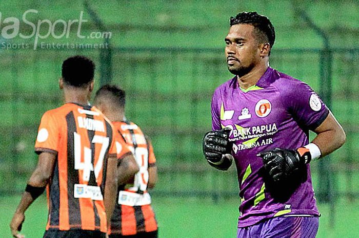 Kiper Perseru Serui, Samuel Reimas, saat tampil melawan Sriwijaya FC pada pekan ke-11 Liga 1 2018 di