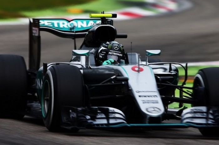 Pebalap Mercedes. Nico Rosberg, sedang memacu mobil di lintasan saat menjalani sesi balapan GP Italia yang berlangsung di Sirkuit Monza, Minggu (4/9/2016).