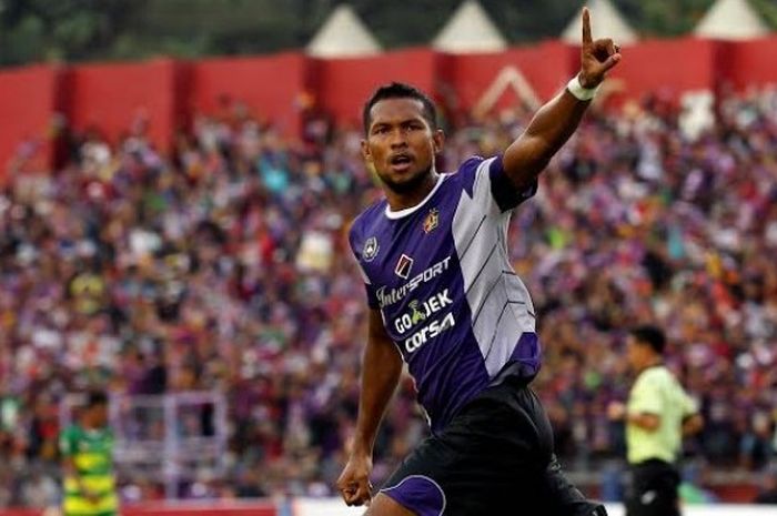 Selebrasi pemain Persik, Abdul Rahman Abanda seusai mencetak gol kedua timnya ke gawang Perssu Sumenep pada laga Liga 2 musim 2017 di Stadion Brawijaya, Kediri, Kamis (27/4/2017). 