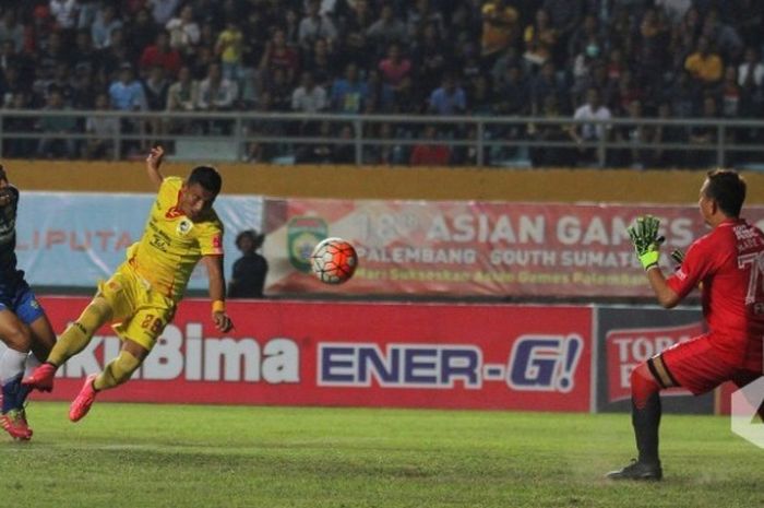 Penyerang Sriwijaya, TA Musafri (tengah) menyundul bola setelah mengecoh bek Persib, Jajang Sukmara (kiri) dan tak bisa diantisipasi kiper Made Wirawan di Stadion Jakabaring, Palembang, Sabtu (10/9/2016) malam.