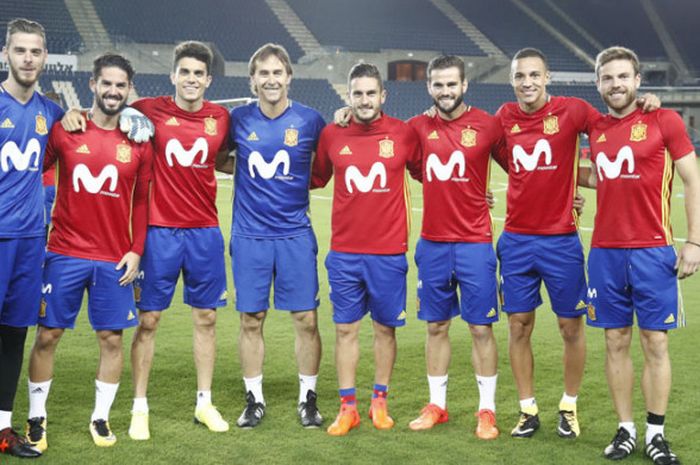 Alumni timnas U-21 Spanyol berfoto di Yerusalem, Israel. Dari kiri ke kanan, David De Gea, Isco,Marc Bartra, Julen Lopetegui (pelatih), Koke, Nacho Fernandez, Rodrigo, dan Illarramendi.