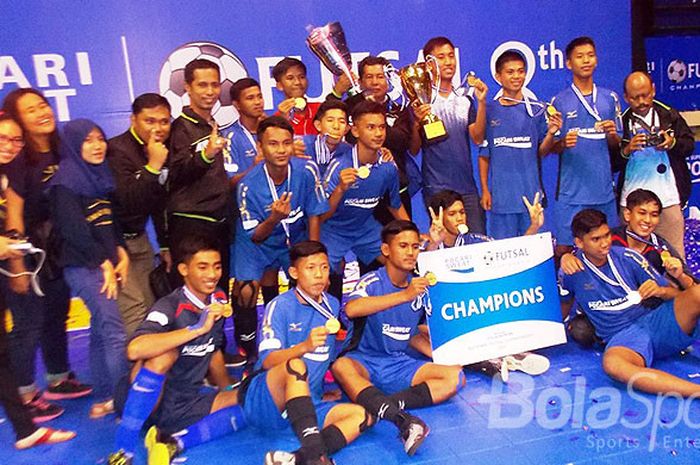 Pemain dan ofisial SMAN 4 Samarinda berpose dengan piala kejuaraan Pocari Sweat Futsal Championship 2017 usai memastikan gelar juara dengan mengalahkan MAN I Hulu Sungai Tengah di GOR C-Tra Arena, Kota Bandung, Minggu (26/11/2017).