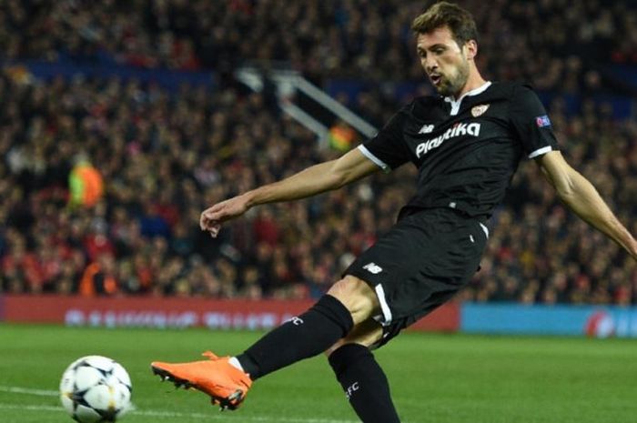 Aksi striker Sevilla, Franco Vazquez, melepaskan tembakan dalam partai Liga Champions di kandang Manchester United, Old Trafford, 13 Maret 2018.