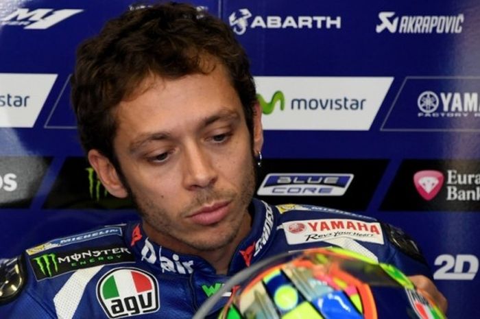 Pebalap Movistar Yamaha MotoGP asal Italia, Valentino Rossi, bersiap sebelum menjalani sesi pemanasan GP Jepang di Sirkuit Twin Ring Motegi, Minggu (16/10/2016).