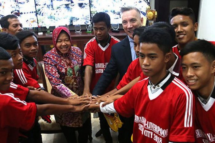 Wali Kota Surabaya Tri Rismaharini dan Wakil Wali Kota Liverpool Gary Millar akan memberangkatkan 10 talenta muda asal Surabaya untuk berlatih sepak bola di Liverpool, Inggris.