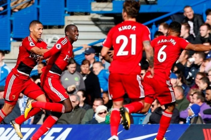 Para pemain Watford merayakan gol gelandang mereka, Abdoulaye Doucoure, ke gawang Chelsea dalam partai Liga Inggris di Stamford Bridge, London, 21 Oktober 2017.