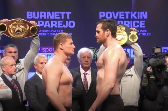 Alexander Povetkin (kiri) , David Price (kanan), pada saat timbang badan sebelum bertanding pada Sabtu  (31/3/18).