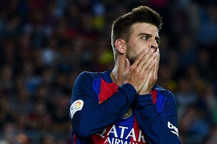 Reaksi Gerard Pique setelah gagal mencetak gol saat pertandingan  La Liga antara Barcelona melawan Atletico Madrid di Camp Nou, Barcelona, Spanyol, 21 September2016. 