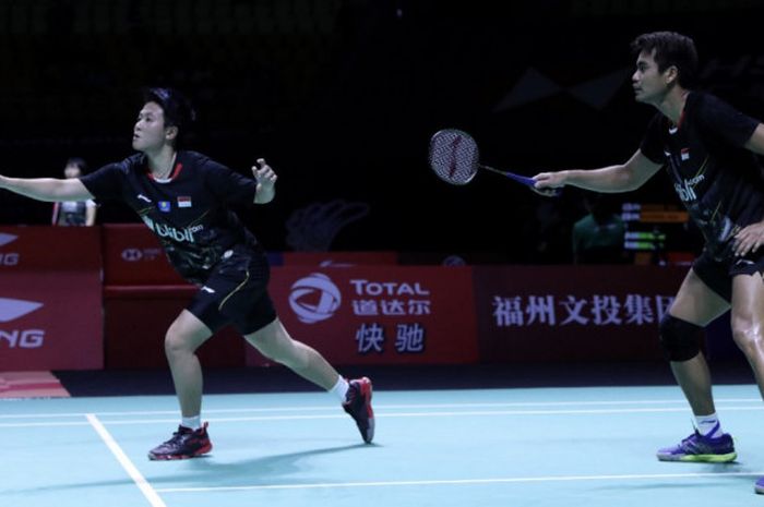 Pasangan ganda campuran Indonesia, Tontowi Ahmad/Liliyana Natsir, mengembalikan kok ke arah He Jiting/Du Yue (China) pada babak perempat final Fuzhou China Open 2018 di Haixia Olympic Sports Center, Jumat (9/11/2018).