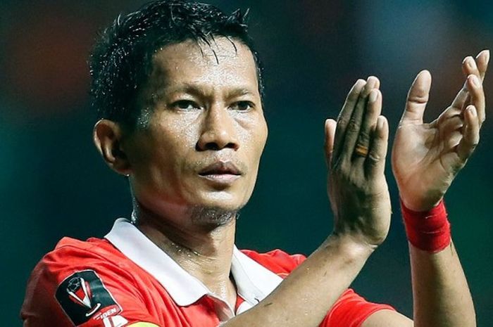 Kapten Persija Jakarta, Ismed Sofyan, memberikan aplaus seusai laga uji coba melawan timnas Indonesia U-22 di Stadion Patriot Bekasi Rabu (5/4/2017).