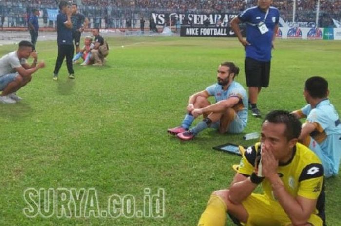 Para pemain Persela Lamongan menangisi kepergian Choirul Huda,  Minggu (15/10/2017).