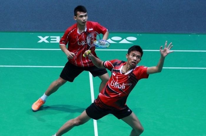 Pasangan ganda putra Indonesia, Andika Ramadiansyah/Rinov Rivaldy, sedang mengembalikan kok saat menghadapi  Hauke Graalmann/Lukas Resch (Jerman). Andika/Rinov menang atas Graalmann/Resch, 21-14, 21-9, pada laga babak kedua Kejuaraan Dunia Junior 2016 yang berlangsung di Bilbao Arena, Spanyol Rabu (9/11/2016) waktu setempat.