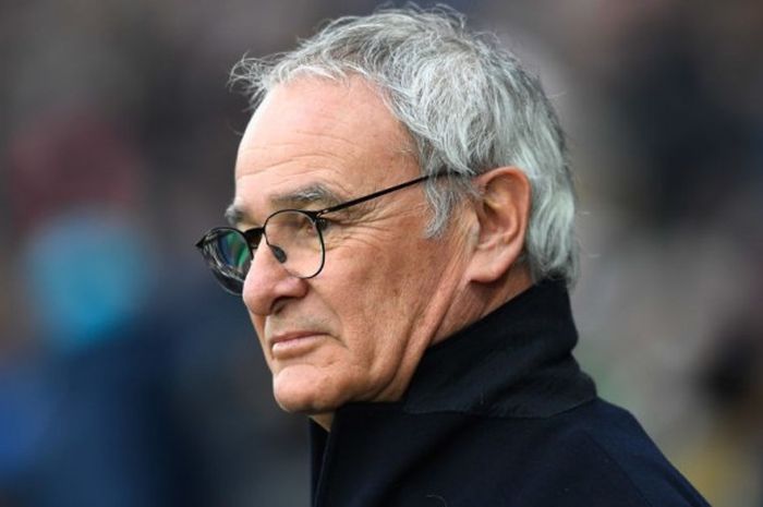 Claudio Ranieri mengawasi jalannya pertandingan Premier League antara klub asuhannya, Leicester City, dengan Swansea City, di Stadion Liberty, Swansea, Wales, 12 Februari 2017.